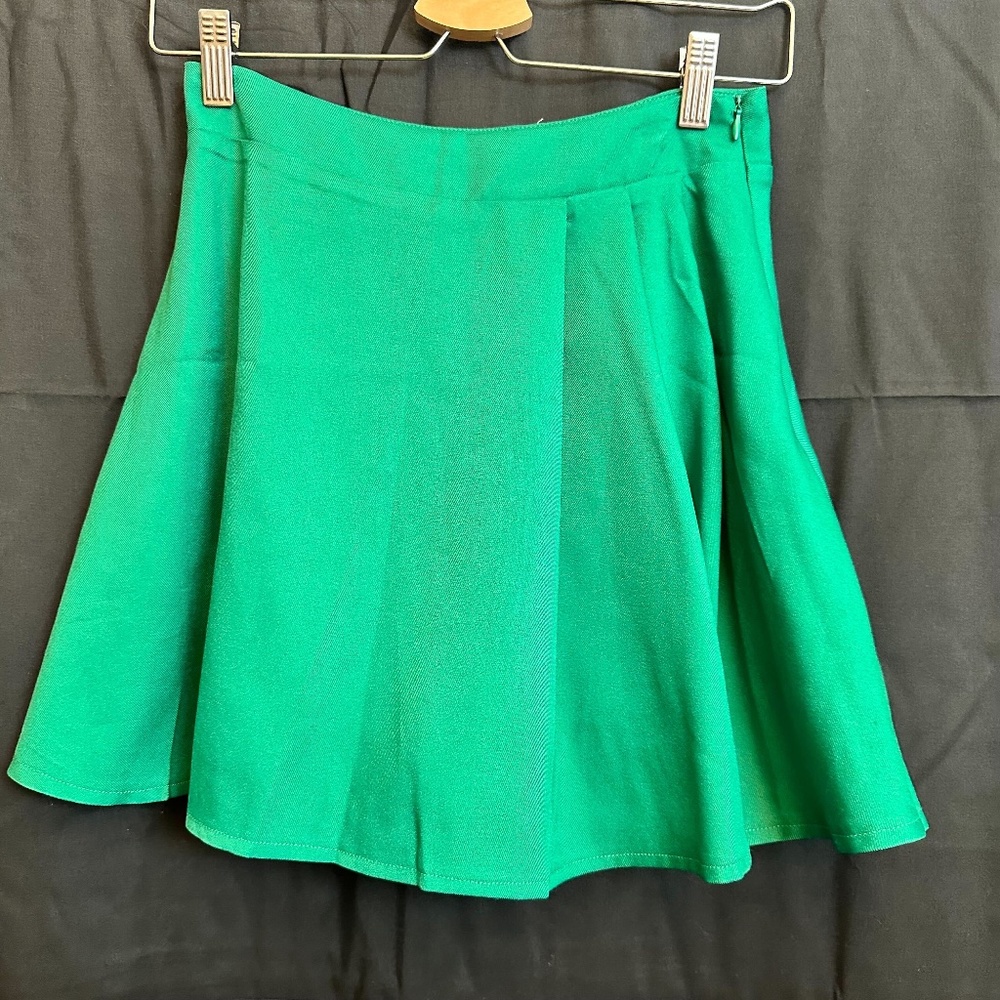 Cute Green *KLING* skirt. Size EU - 1. US - XS